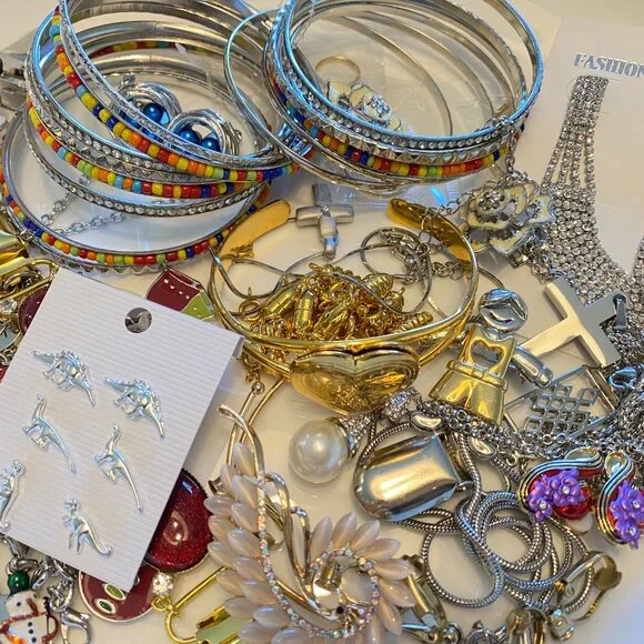 1/2 Pound Vintage To Modern FASHION JEWELRY Lot All Wearable!! READ DESCRIPTION - Picture 4 of 5